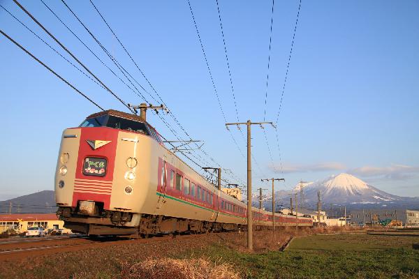 雪の大山とやくも号
