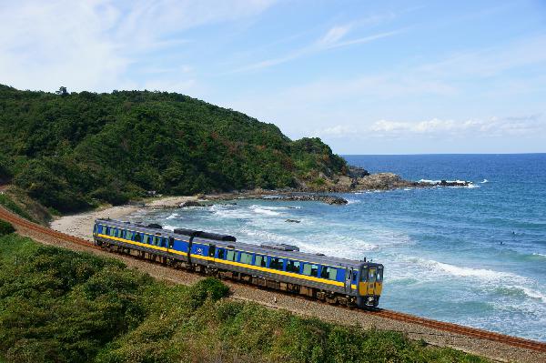 【日本海の絶景】コバルトブルーの大海原とキハ187系